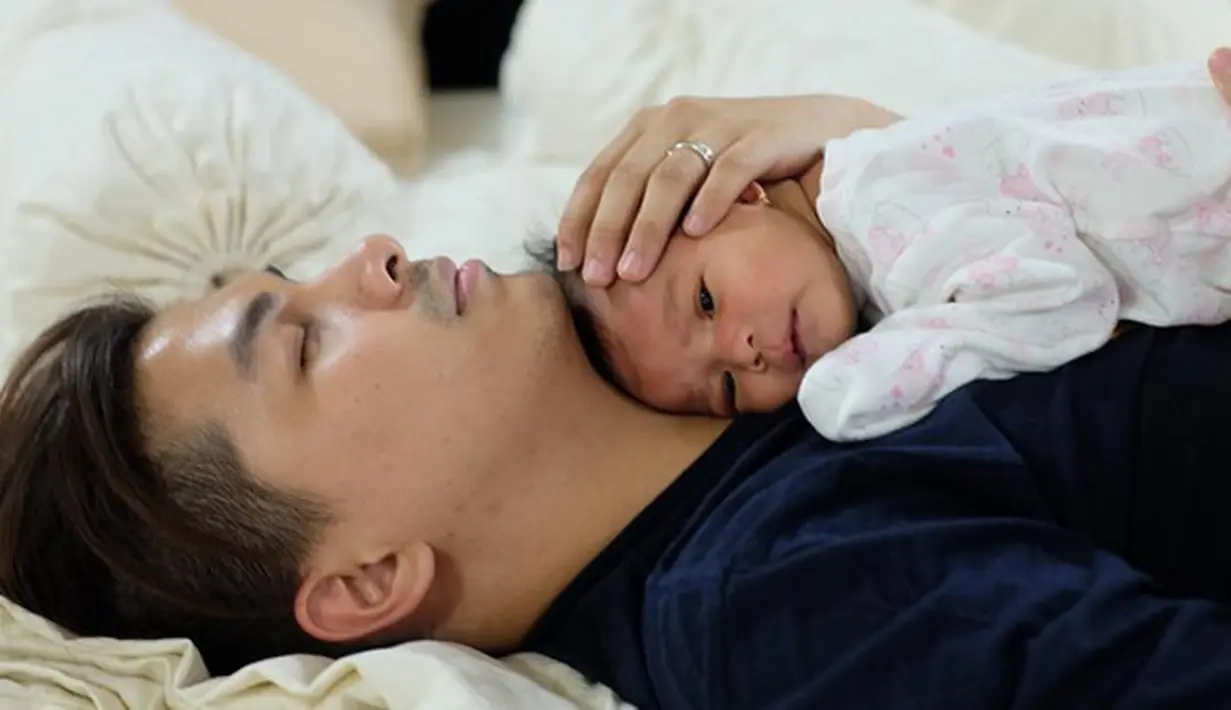 Saat anak pertamanya lahir, Glenn tidak mengambil pekerjaan di luar rumah demi bisa bersama buah hatinya dan menemani sang istri, Chelsea Olivia. (Instagram/glennalinskie)