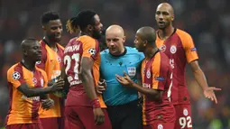 Sejumlah pemain Galatasaray memprotes keputusan Wasit Szymon Marciniak pada laga fase grup Liga Champions 2019/2018 antara Galatasaray melawan Paris Saint-Germain di Ali Sami Yen Spor Kompleksi, Istanbul, 1 Oktober 2018. (AFP/Bulent Kilic)