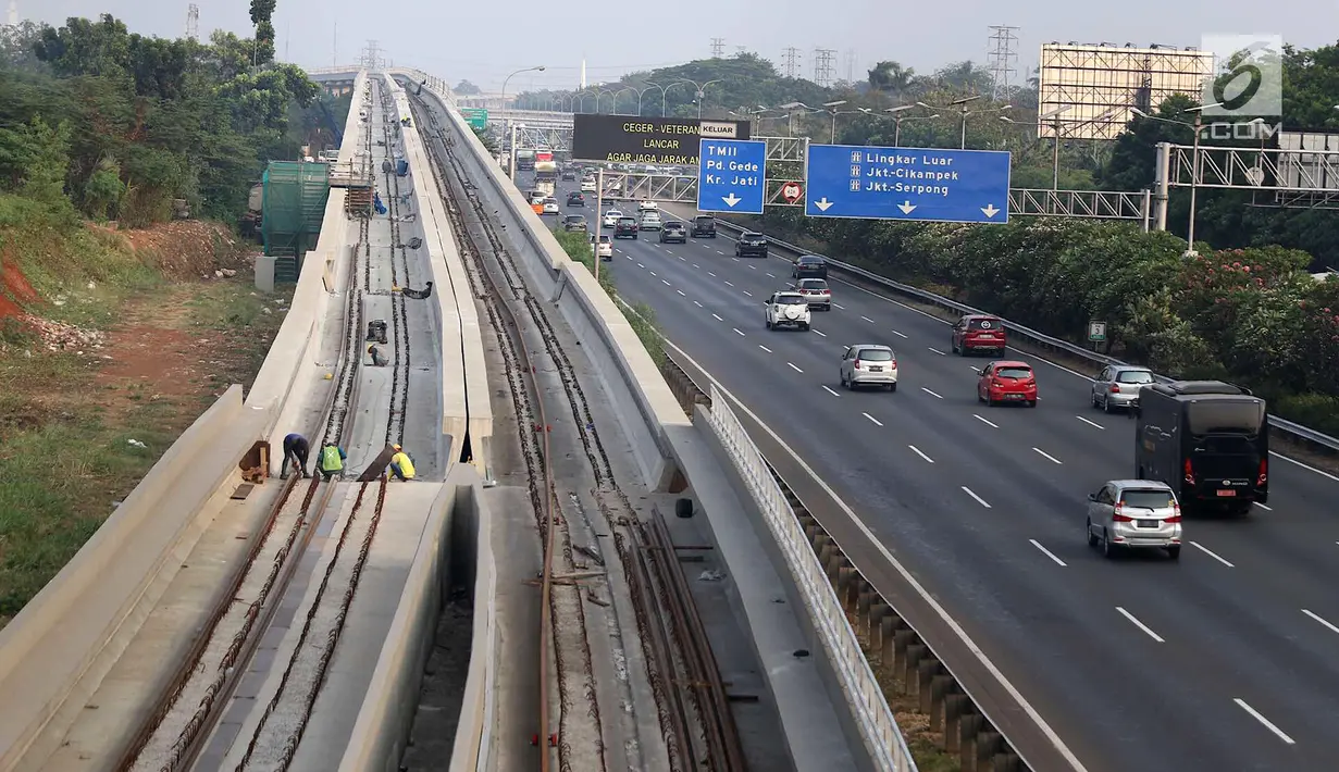 Penampakan proyek Light Rail Transit (LRT) Jabodebek di Jakarta, Minggu (12/8). Progres pembangunan proyek yang dimulai sejak 2015 tersebut sampai saat ini telah mencapai 41 persen. (Liputan6.com/Immanuel Antonius)