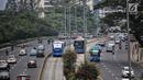 Bus Transjakarta melintas di kawasan Sudirman, Jakarta, Rabu (11/7). Pemprov DKI menyiapkan 1.500 bus Transjakarta untuk mendukung mobilitas warga, atlet, offisial, hingga jurnalis peliput pertandingan Asian Games di Jakarta. (Liputan6.com/Faizal Fanani)