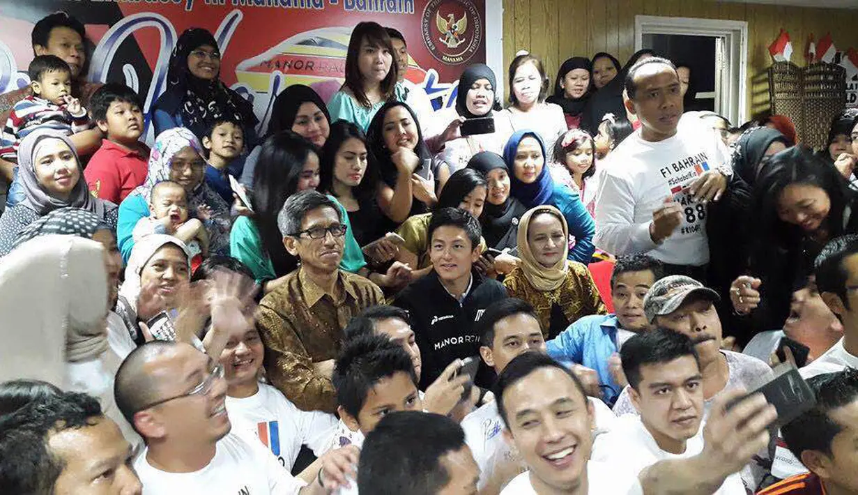 Sekitar 200-an WNI berbondong-bondong datang ke Kantor KBRI Manama, Rabu (30/3/2016) malam waktu setempat, untuk bertemu dan memberikan suntikan semangat kepada pebalap F1 Manor Racing tersebut. (Bola.com/(Istimewa/Andri Hartanto)