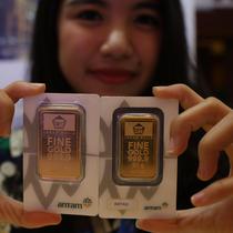 Petugas menunjukan dummy emas batangan saat pameran di Jakarta, Jumat (23/8/2019). Harga emas produksi PT Aneka Tambang Tbk (Antam) atau emas Antam turun Rp 4.000 menjadi Rp 751 ribu per gram, pada perdagangan Jumat (23/8/2019).  (Liputan6.com/Angga Yuniar)