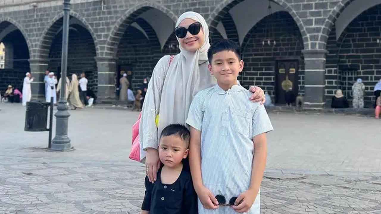 6 Potret Nagita Slavina Tampil Anggun saat Umroh, Pakai Abaya Mahal dan Tas Hermes Rp300 juta