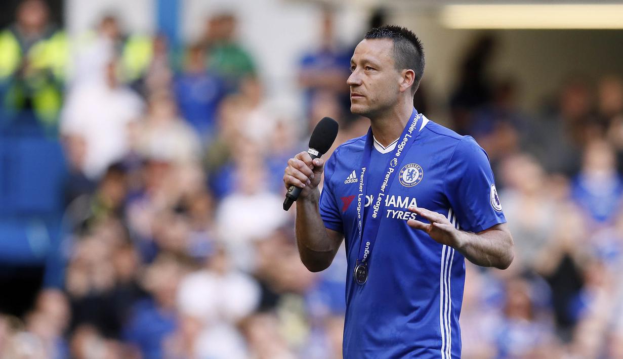 Kapten Chelsea, John Terry, menyampaikan ucapan perpisahan kepada suporter usai laga melawan Sunderland di Stamford Bridge, Minggu (21/5/2017). Terry resmi mengakhiri kiprahnya selama 22 tahun di Chelsea. (AP/Kirsty Wigglesworth)