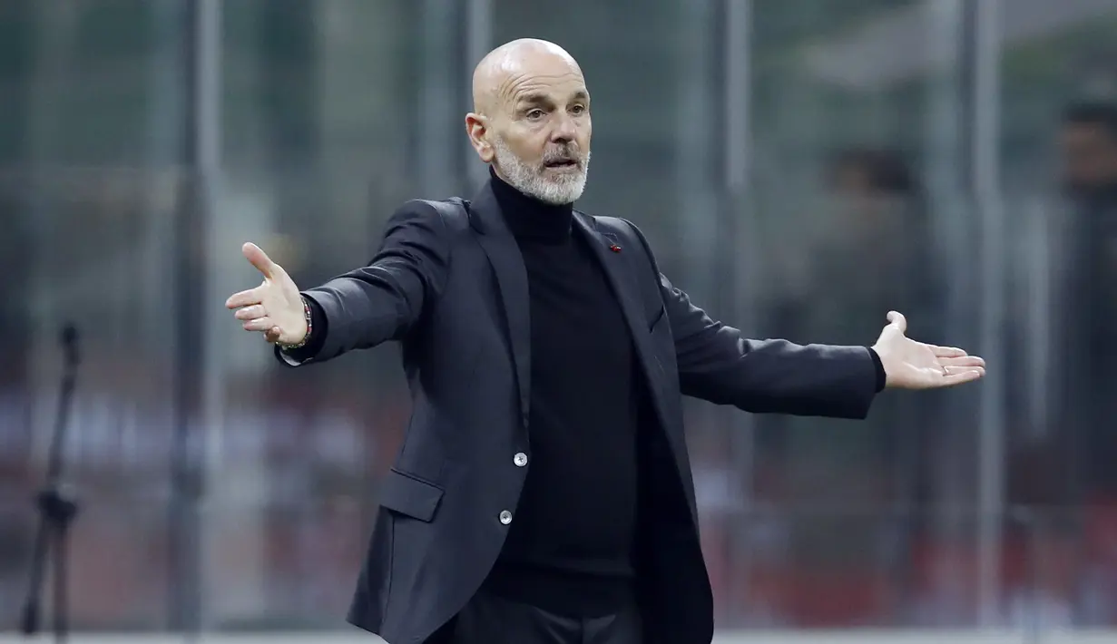 Pelatih AC Milan, Stefano Pioli saat menyaksikan pemainnya bertanding melawan Udinese pada pertandingan lanjutan Liga Serie A Italia di stadion San Siro, di Milan, Italia, Kamis (4/3/2021). Dengan hasil ini, AC Milan tetap berada di posisi kedua dengan 53 poin dari 25 laga. (AP Photo/Antonio Calanni