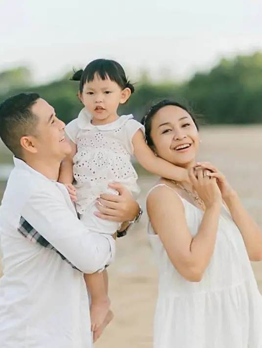 Masih sibuk dengan jadwal syuting, Inne Azri belakangan berperan dalam drama kolosal Raden Kian Sangtang dan Angling Dharma. Tampil anggun dengan riasan bak putri kerajaan, pesonanya pun menuai banyak pujian para penggemar.  (Liputan6.com/IG/@inneazri)