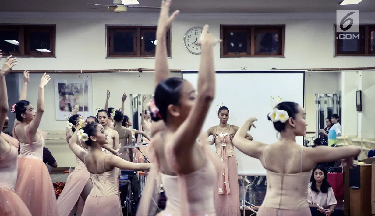 Para penari balet menjalani latihan dancing for the future di Studio Namarina Ballet, Guntur, Jakarta. (Liputan6.com/Fery Pradolo)