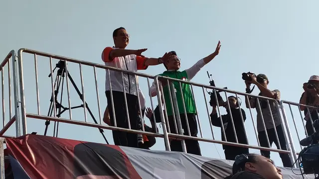 Pasangan Calon Presiden dan Wakil Presiden, Anies Baswedan dan Muhaimin Iskandar saat melepas peserta jalan sehat di GDC, Kota Depok. (Liputan6.com/Dicky Agung Prihanto)