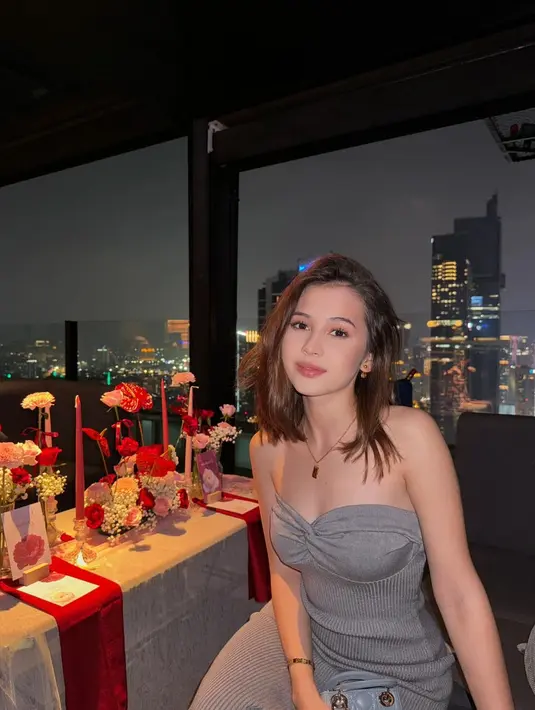 Rambut medium sepundak yang terlihat berantakan tak mengurangi kecantikan Sandrina Michelle [@sandrinna_11]