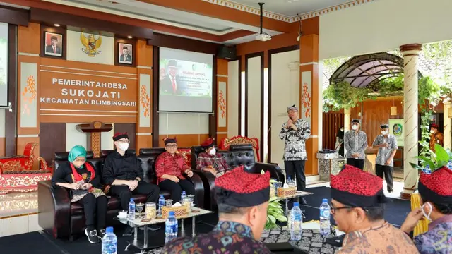 Kepala Desa Sukojati Banyuwangi Untung Suripno melakukan paparan smartkampung di hadapan rombongan BKN yang melakukan kunjungan kerja di Desa Sukojati (Istimewa)