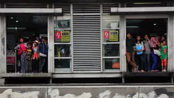Sejumlah calon pengguna bus transjakarta menunggu kedatangan bus di halte Harmoni Jakarta, (30/7/2014), yang akan membawa mereka ke tempat tujuan. (Liputan6.com/Johan Tallo)