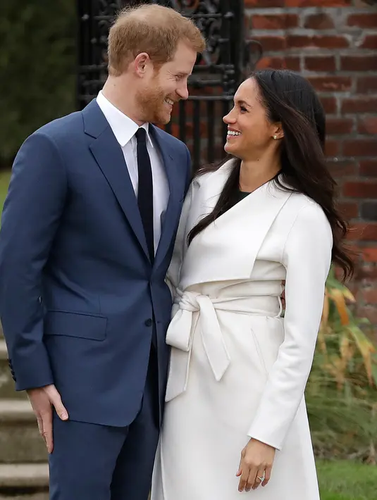 Pangeran Harry dan aktris AS, Meghan Markle saling tatap saat berpose untuk media pada pengumuman pertunangan mereka di Kensington Palace, London, Senin (27/11). Pangeran Harry dan Markle berpacaran selama 1,5 tahun. (AP/Matt Dunham)