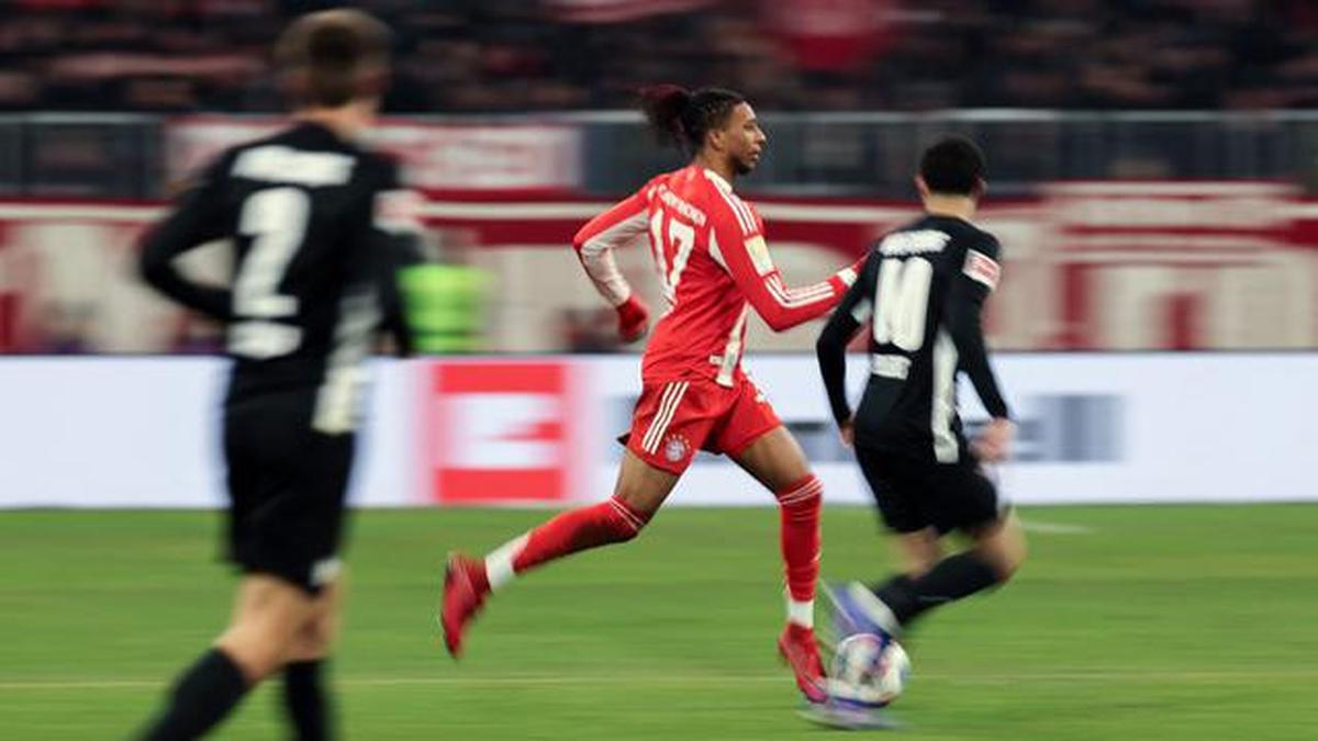 Pemain Bayern Munchen, Michael Olise menggiring bola melewati pemain VfL Wolfsburg dalam laga lanjutan Liga Jerman 2025/2026 di Allianz Arena, Munchen, Jerman, Minggu (11/01/2026) waktu setempat. (AFP/Alexandra Beier)