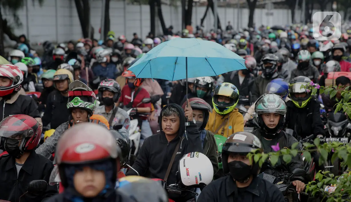 <p>Pemudik bersepeda motor antre untuk memasuki Pelabuhan Merak di Banten, Sabtu (30/4/2022). Pelabuhan Merak dipadati puluhan ribu pemudik berkendaraan roda yang akan menyebrang ke pulau Sumatra. (Liputan6.com/Angga Yuniar)</p>