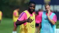 Saat ini Alex Song bergabung di West Ham United dengan status pinjaman.