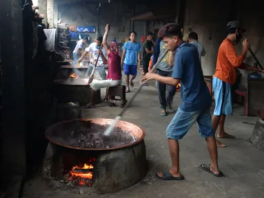 Pekerja memproduksi dodol Betawi di rumah industri di kawasan Pasar Minggu, Jakarta, Selasa (4/5/2021). Dodol Betawi dijual dengan harga Rp 50 ribu - Rp 100 ribu per kilogram. (merdeka.com/Imam Buhori)