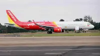 Foto ini diambil pada 29 November 2018 menunjukkan pesawat Airbus Vietjet di landasan setelah pendaratan kasar di Buon Ma Thuot. (VIETNAM NEWS AGENCY / AFP)