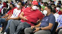 Menteri Pemuda dan Olahraga Zainudin Amali dan Ketua National Paralympic Committe (NPC) Indonesia Senny Marbun berbincang saat menyaksikan para bulu tangkis Peparnas 2021. (NPC Indonesia)