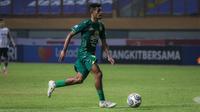 Gelandang Persebaya, Ricky Kambuaya menggiring bola untuk mencetak gol kedua saat saat melawan Persikabo 1973 dalam laga pekan kedua BRI Liga 1 2021/2022 di Stadion Wibawa Mukti, Cikarang, Sabtu (11/09/2021) WIB. (Foto: Bola.com/Bagaskara Lazuardi)