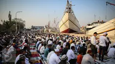 Ribuan umat Muslim bersiap melaksanakan Shalat Idul Adha di Pelabuhan Sunda Kelapa, Jakarta, Kamis (24/9/2015). Nuansa khas pelabuhan menjadi keunikan tersendiri saat Shalat Ied di tempat ini. (Liputan6.com/Faizal Fanani)