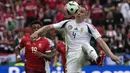Bek Timnas Hungaria, Attila Szalai mengontrol bola di depan striker Timnas Swiss, Dan Ndoye pada laga Grup A Euro 2024 di RheinEnergie Stadium, Cologne, Jerman, Sabtu (15/6/2024). (AP Photo/Darko Vojinovic)