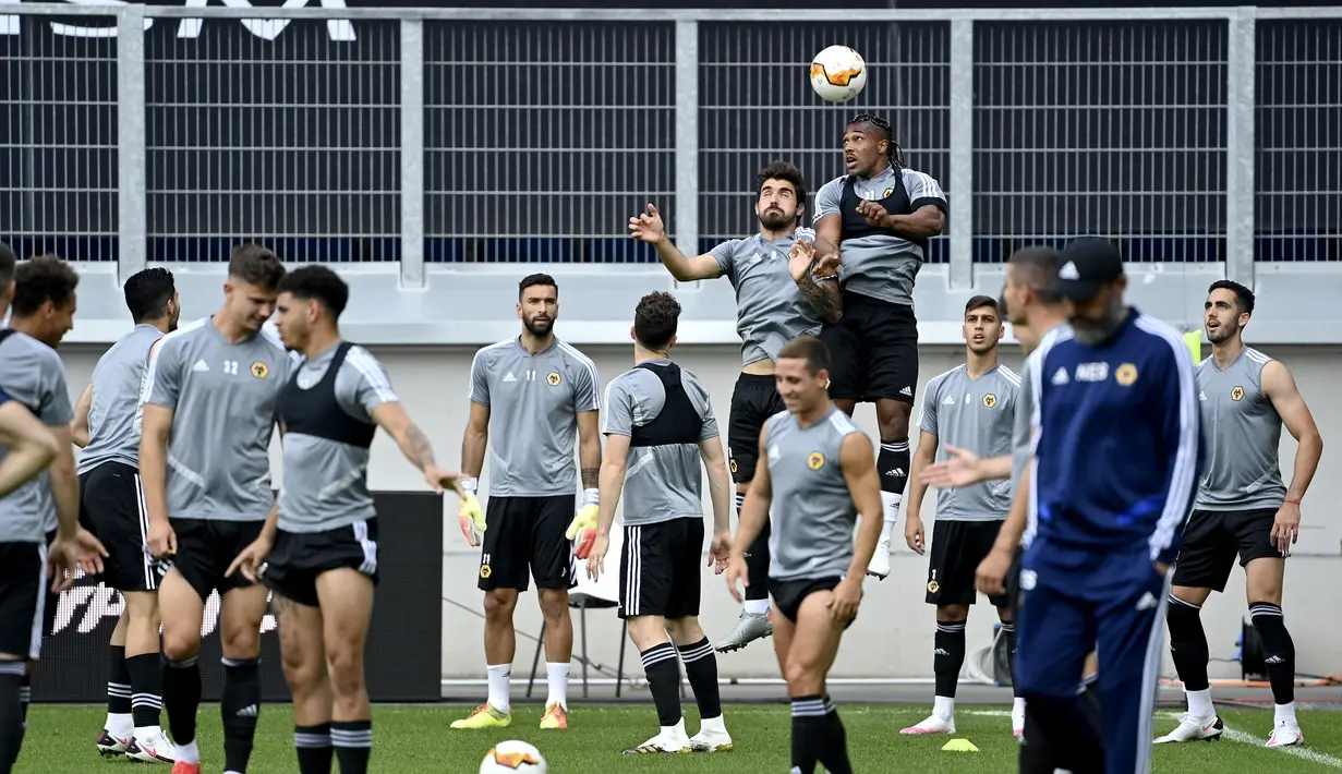 Pemain Wolverhampton Wanderers, Adama Traore (kanan) dan Ruben Neves melakukan sundulan saat sesi latihan di Duisburg, Jerman, Senin (10/8/2020). Wolverhampton Wanderers akan melawan Sevillla di perempat final Liga Europa. (AP Photo/Ina Fassbender)