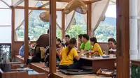 Arsitektur tradisional Sunda berbaur dengan desain modern di restoran Bumi Aki Heritage. (Foto: Istimewa)