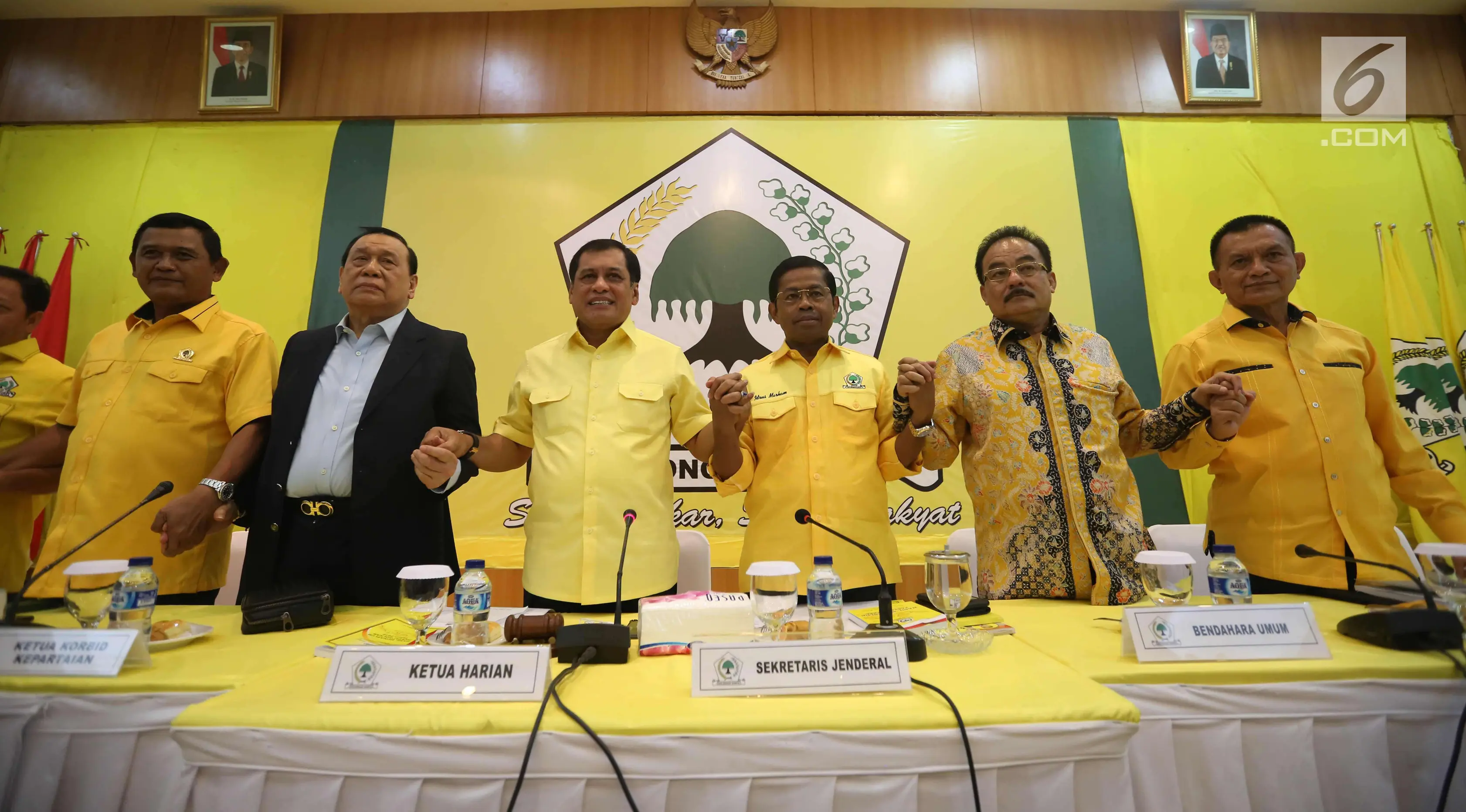 Ketua Harian Golkar, Nurdin Halid dan jajaran petinggi partai melakukan salam komando usai rapat pleno di kantor DPP Golkar, Jakarta, Selasa (21/11). Rapat pleno untuk menentukan nasib Setya Novanto di Golkar maupun di DPR RI. (Liputan6.com/Angga Yuniar)