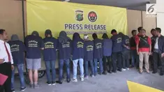 Seratusan pria tersebut kini menjalani pemeriksaan urine, untuk mengetahui dugaan adanya pesta narkoba. 