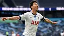 Penyerang Tottenham Hotspur, Son Heung-min berselebrasi usai mencetak gol ke gawang Arsenal pada pertandingan lanjutan Liga Inggris di Stadion Tottenham Hotspur di London, Inggris, Minggu (12/7/2020). Tottenham menang tipis atas Arsenal 2-1. (Michael Regan/Pool via AP)