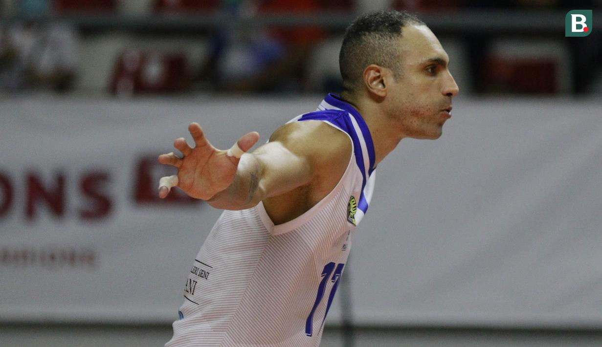 Pemain Bogor LavAni, Jorge Garcia saat melawan Surabaya Bhayangkara Samator pada laga seri pertama final four PLN Mobile Proliga 2022 di Padepokan Bola Voli Sentul, Jawa Barat, Sabtu (12/3/2022). Bogor LavAni kalah 2-3 (25-21, 25-22, 25-27, 21-25, 12-15) (Bola.com/M Iqbal Ichsan)