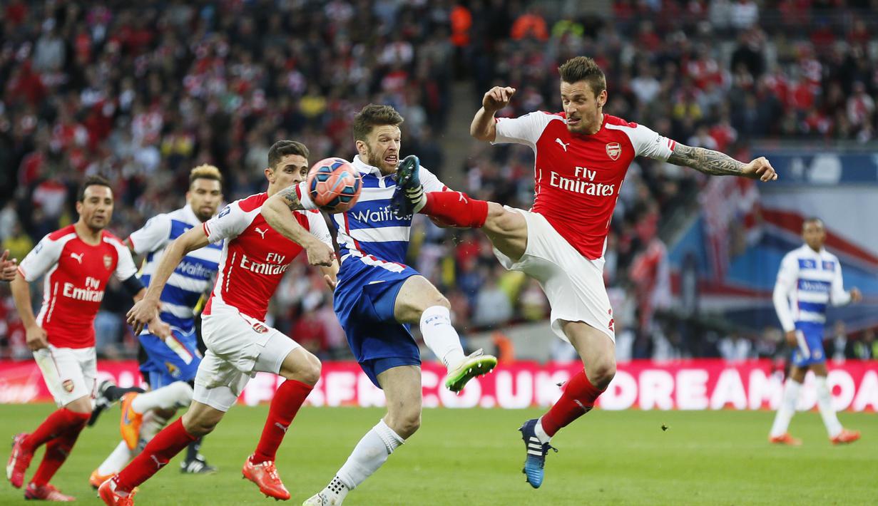 Aksi Jamie Mackie dan Mathieu Debuchy berebut bola dalam pertandingan di Wembley