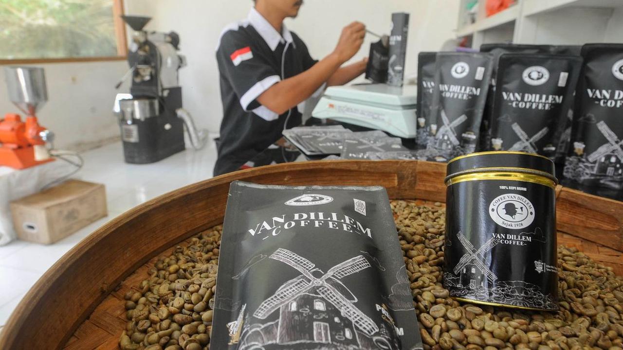 Menurut warga setempat pabrik kopi ini sudah ada sejak masa penjajahan Belanda jauh sebelum Indonesia merdeka.<br><br>Dan pemiliknya merupakan warga asli Belanda bernama Meneer Van Dilem.