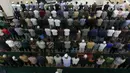 Warga Muhammadiyah melaksanakan salat tarawih di malam pertama ramadan 1445 H di Masjid Raya Uswatun Hasanah, Cengkareng, Jakarta, Minggu (10/3/2024). (Liputan6.com/Herman Zakharia)