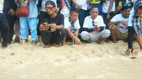 Pelepasan tukik di Laut Banda, diprakarsai geng motor CCW di Wangi-wangi, Wakatobi.(Liputan6.com/Ahmad Akbar Fua)