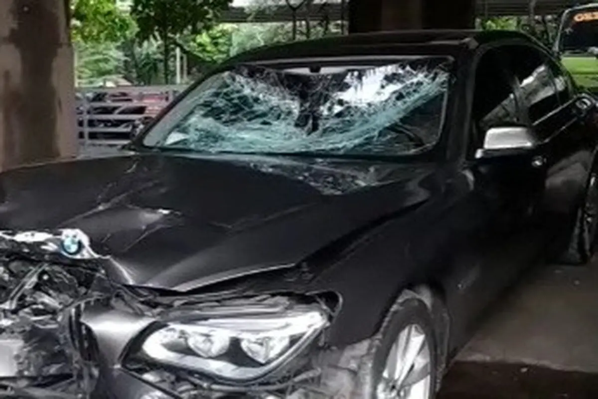Mobil BMW Ringsek Setelah Melaju Lawan Arah dan Menabrak Pemotor hingga Tewas di Jalan Fatmawati Jaksel