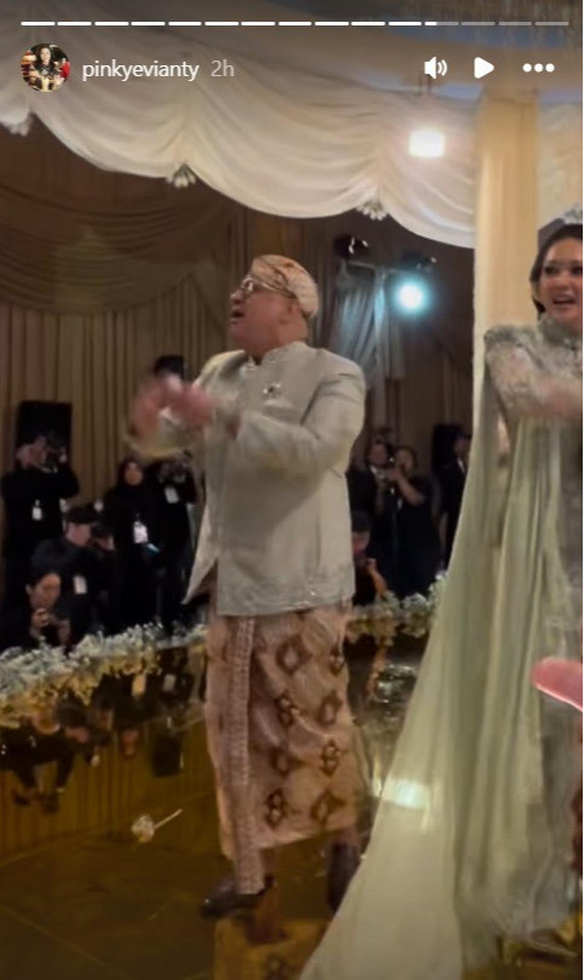 Potret Keseruan Maia Estianty dan Irwan Mussry di Momen Upacara Sawer Al Ghazali dan Alyssa Daguise, Heboh Bagi-Bagi Rezeki dengan Bahagia
