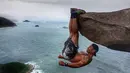 Seorang pria brasil bernama Luis Fernando Candela bergantung pada ujung tebing tinggi setinggi 10.000 kaki tanpa menggunakan alat keamanan apapun. Candela merupakan seseorang yang fanatik akan kebugaran tubuh. (Dailymail.co.uk)
