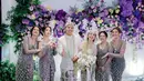 Penampilan menarik Aaliyah Massaid mengenakan kebaya berwarna ungu yang menjadi tema warna para bridesmaid. [Foto: Instagram/aaliyah.massaid]