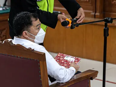 Terdakwa kasus merintangi penyidikan atau 'obstruction of justice' pembunuhan berencana terhadap Brigadir Nopriansyah Yosua Hutabarat (Brigadir J), Arif Rachman Arifin bersiap menjalani sidang perdana di Pengadilan Negeri Jakarta Selatan, Rabu (19/10/2022). Sidang tersebut beragendakan pembacaan dakwaan terhadap Arif yang merupakan mantan Wakaden B Ropaminal Divpropam Polri. (Liputan6.com/Faizal Fanani)