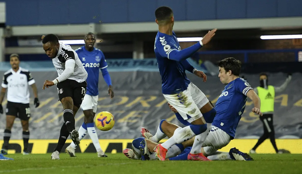 Gelandang Fulham, Ademola Lookman (kiri) melepaskan tendangan yang berusaha dibendung bek Everton dalam laga lanjutan Liga Inggris 2020/21 pekan ke-24 di Goodison Park, Liverpool, Minggu (14/2/2021). Fulham menang 2-0 atas Everton. (AP/Oli Scarff/Pool)