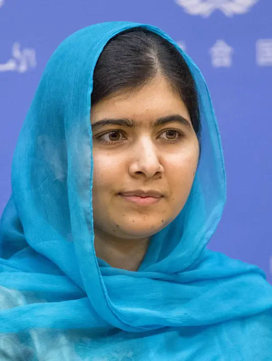 Peraih Nobel Perdamaian, Malala Yousafzai memberikan keterangan pers usai berpidato di Majelis Umum PBB, New York, Jumat (25/9). Yousafzai adalah aktivis perempuan yang ditembak dalam bus sekolah di Pakistan tahun 2012 oleh Taliban (REUTERS/Darren Ornitz)