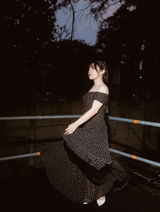 Pelantun lagu Satu Bulan itu pertahankan tampilan vintage-nya dengan dress off shoulder polkadot [@bernadyaribka]