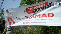 Petugas Satpol PP menertibkan Alat Peraga Kampanye (APK) bakal calon Wali Kota dan Wakil Wali Kota Tangerang Selatan di sepanjang jalan raya di Kota Tangerang Selatan, Kamis (27/8/2020). Semua poster dan baliho diturunkan karena tidak memiliki izin dan masa izin telah habis. (merdeka.com/Dwi Narwoko