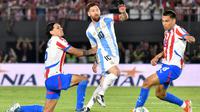 Kemenangan berharga tuan rumah Paraguay dicetak oleh gol spektakuler Antonio Sanabria melalui tendangan salto dan sundulan Omar Alderete. Sementara itu, Argentina sempat unggul cepat lewat aksi Lautaro Martinez pada menit ke-11. (AFP/Jose Bogado)