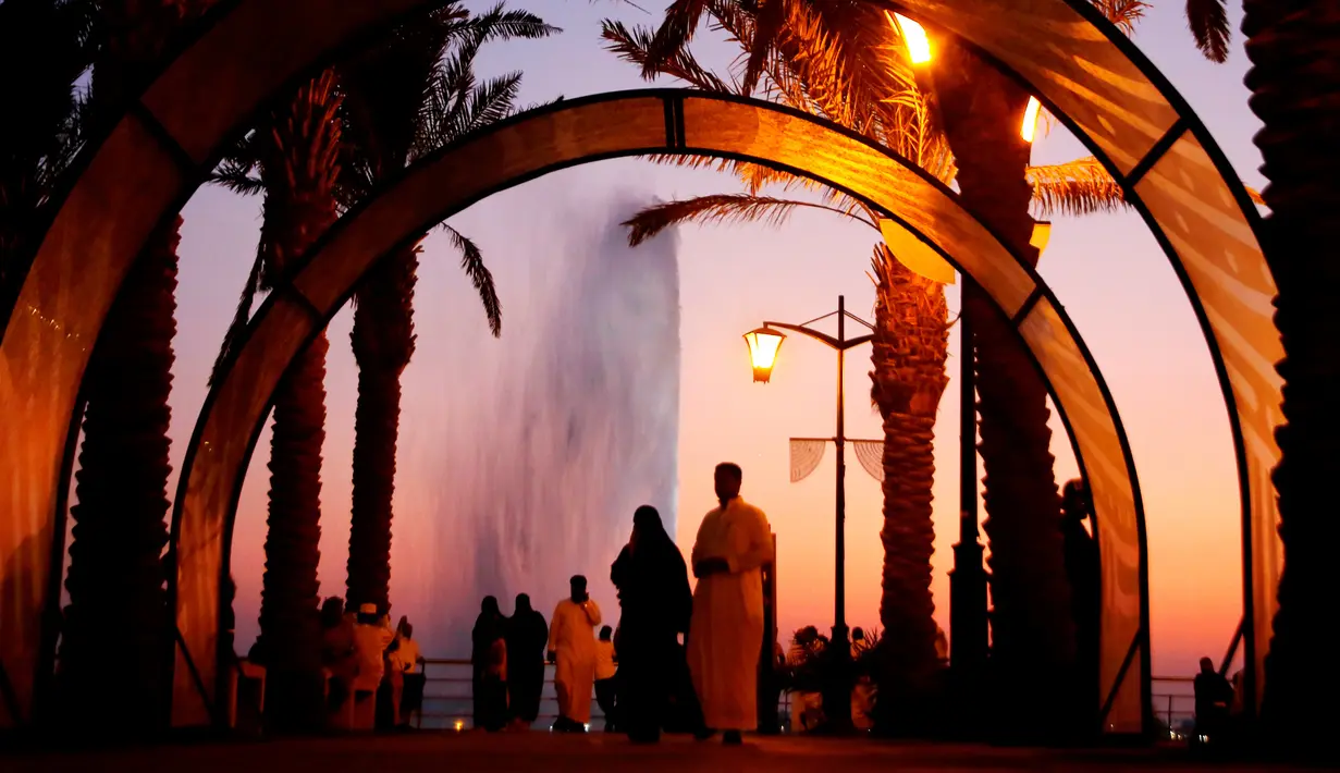 Air Mancur Raja Fahd: Pengunjung menikmati pantai Laut Merah dengan pemandangan Air Mancur Raja Fahd di Jeddah, Arab Saudi, 18 Oktober 2019. Air Mancur Raja Fahd atau King Fahd's Fountain disebut juga dengan nama The Jeddah Fountain. (AP Photo/Amr Nabil)