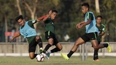 Pemain Timnas Indonesia U-22, Osvaldo Haay, berebut bola saat latihan di Lapangan G, Senayan, Jakarta, Sabtu (5/10). Latihan ini merupakan persiapan menjelang SEA Games 2019. (Bola.com/Yoppy Renato)