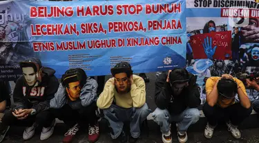 Mahasiswa membentangkan spanduk saat aksi demonstrasi di depan Kedutaan Besar (Kedubes) China, Jakarta, Jumat (30/9/2022). Dalam demo tersebut mahasiswa menuntut pemerintah China untuk menghentikan kekerasan terhadap umat muslim di China khususnya di Uighur serta masyarakat Tibet, Mongolia, Hongkong dan Taiwan. (Liputan6.com/Johan Tallo)