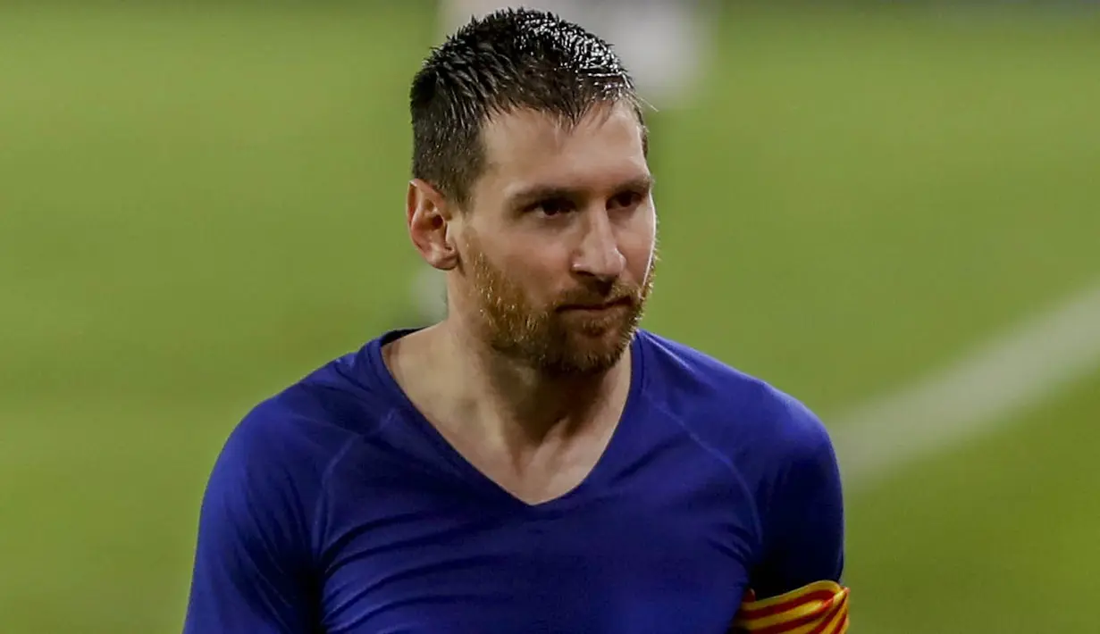 Striker Barcelona, Lionel Messi, tampak kecewa usai ditaklukkan Sevilla pada laga leg pertama semifinal Copa del Rey di Estadio Ramon Sanchez Pizjuan, Kamis (11/2/2021). Barcelona tumbang dengan skor 2-0. (AP/Angel Fernandez)