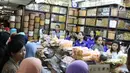 Selain harganya yang murah, banyaknya varian dari kue kering yang dijual  di salah satu toko di kawasan Jatinegara menjadi alasan pembeli mendatangi toko tersebut, Jakarta, Jumat (16/6). (Liputan6.com/Immanuel Antonius)